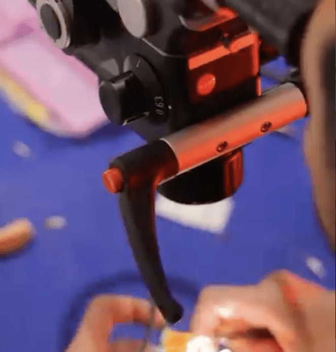 Karl Kaps Mikroskop, "Microscopes made in Germany" im Einsatz.