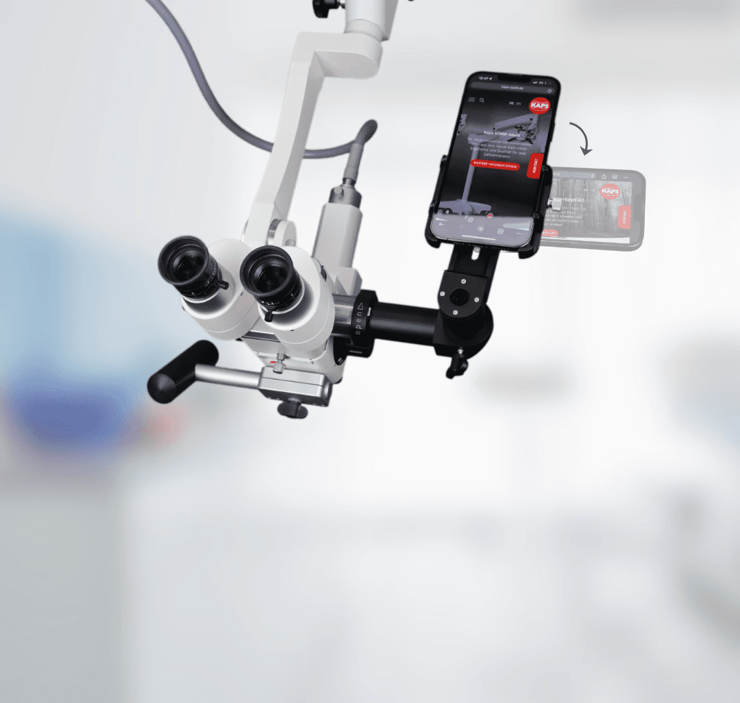 Nahaufnahme eines Karl Kaps Mikroskops "Microscopes made in Germany" mit angebrachtem Smartphone.